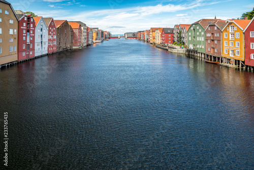 bunte Häuserfassaden an Kanal in Trondheim, Norwegen © Maximilian D.