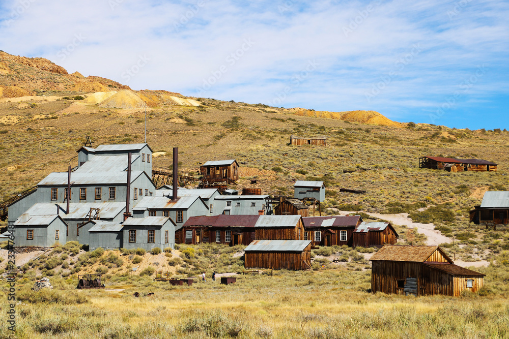 Abandoned gold processing plant, Bodie, Ghost Town, California - obrazy, fototapety, plakaty 