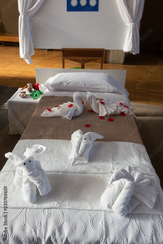 Persona especial Selección conjunta dueña figuras animales realizadas con toallas adornando una cama de un hotel foto  de Stock | Adobe Stock