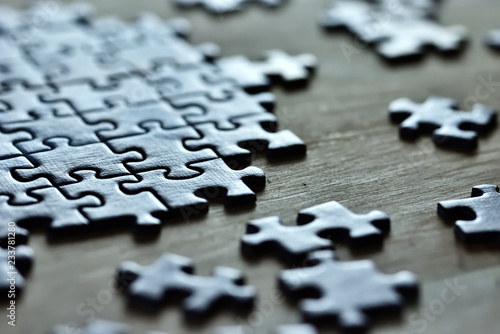 puzzles colorées sur une table en bois lors de l'empilement puzzle