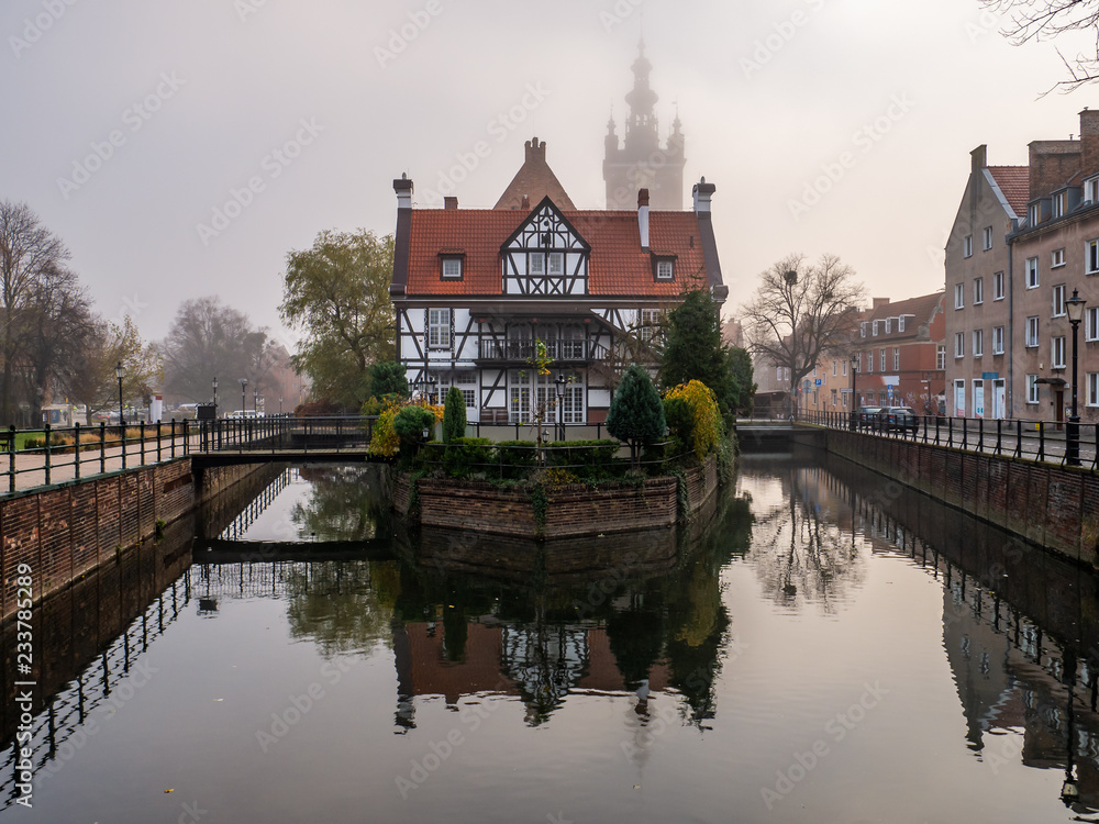 Obraz premium Miller's House (Dom Mlynarza) on Raduni Canal in Gdansk., Poland 