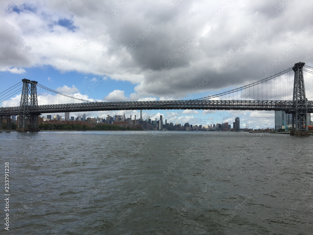 Fototapeta premium view of Williamsburg Bridge in New York City. 