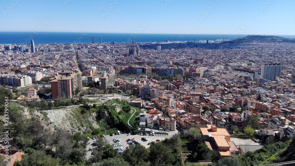 Vistas a Barcelona y el mar mediterráneo