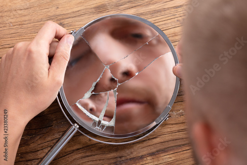 Konstfotografi Man's Face In Broken Mirror