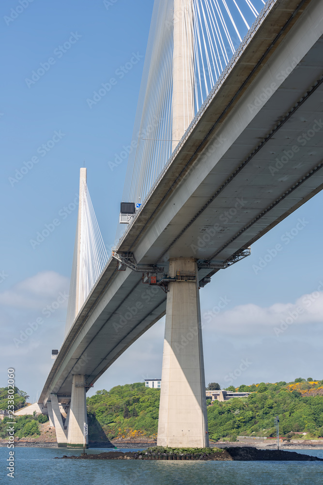 Naklejka premium Dolny nowy most drogowy Queensferry Crossing nad Firth of Forth w Szkocji