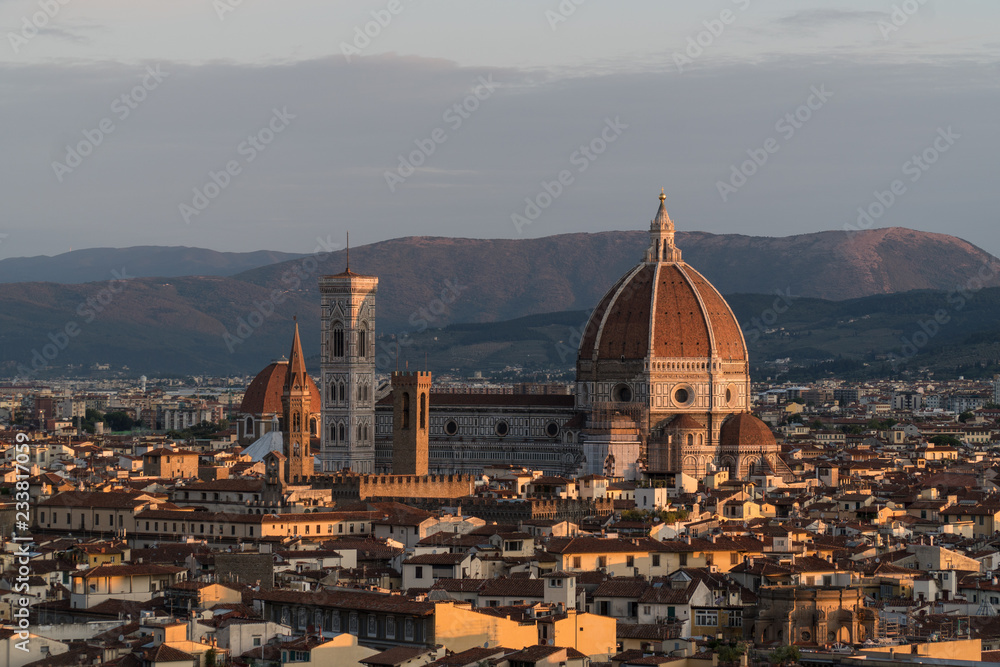 The sun is rising over the Duomo di Firenze in Italy
