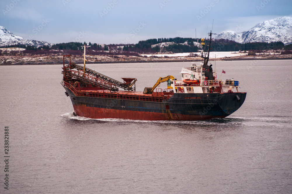 Obraz premium Norway water transportation during ice cold winter time