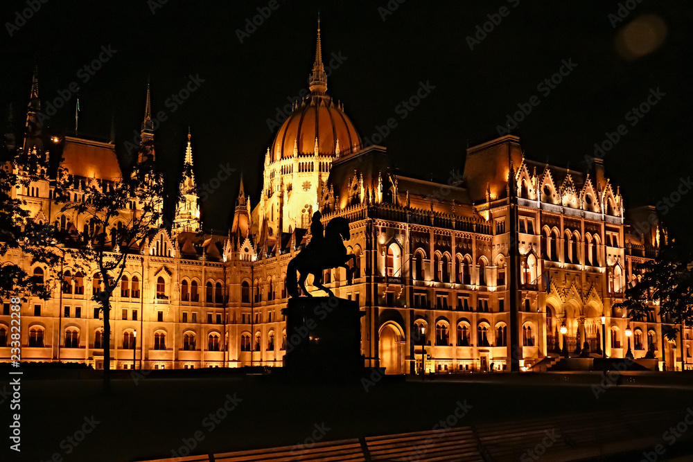 Plano escénico del parlamento húngaro en Budapest, Hungría. Edificio iluminado. Fotografía nocturna.
