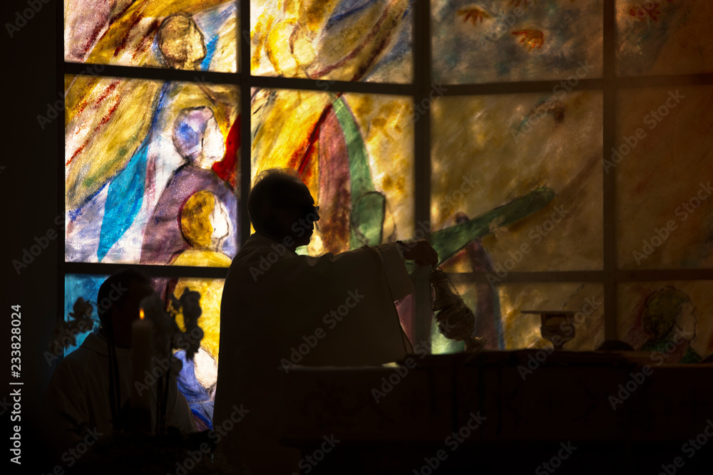Silhouette di un prete che celebra la santa messa