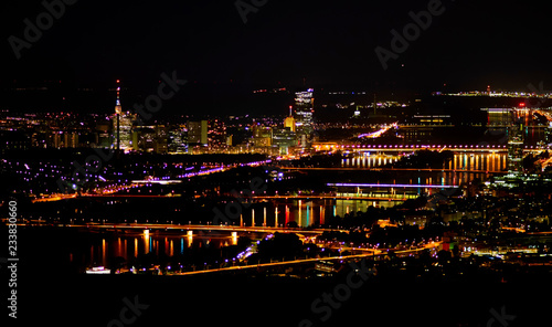 Wien, Donau bei Nacht © Comofoto