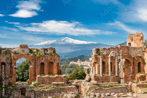 Griechisch-römisches Theater in Taormina mit Ätna im Hintergrund; Sizilien; Italien