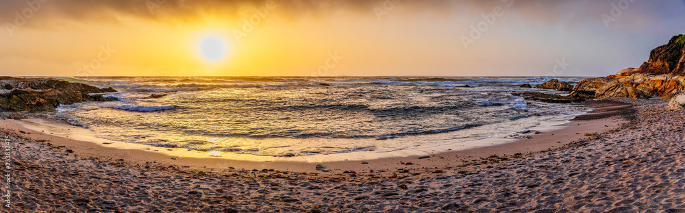 Fototapeta premium Yellow Sun, Yellow Ocean