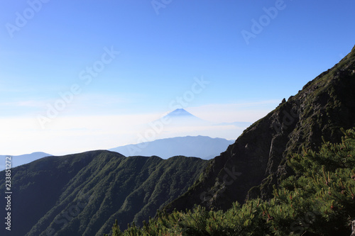 北岳の尾根から見る富士山