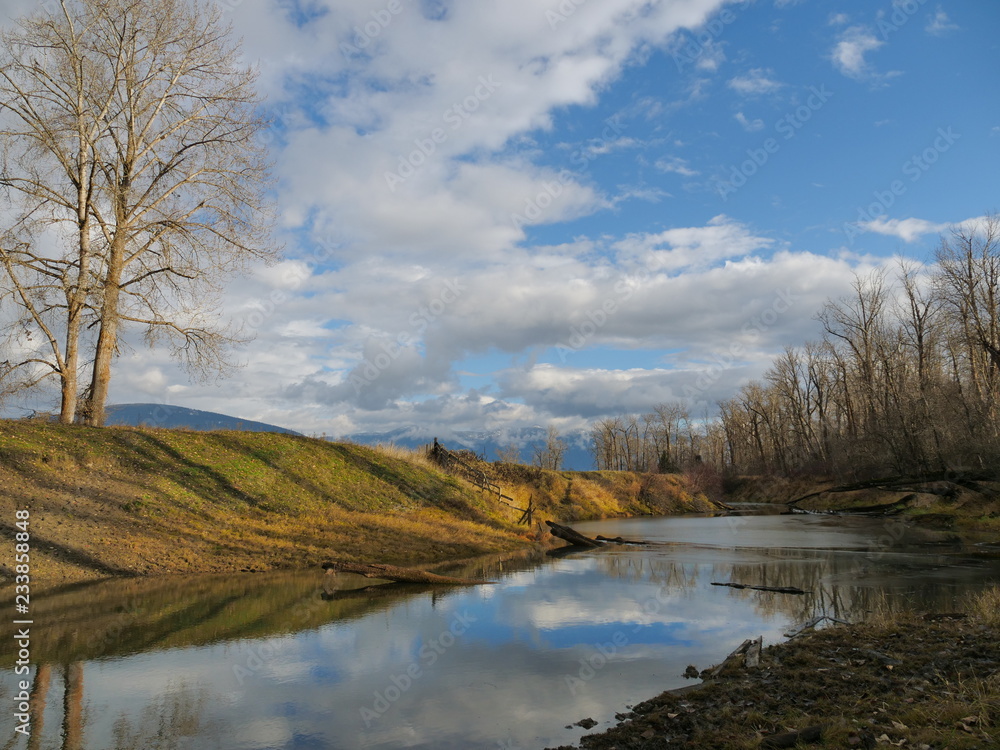 Obraz premium Beautiful autumn day along the Kootenay River 
