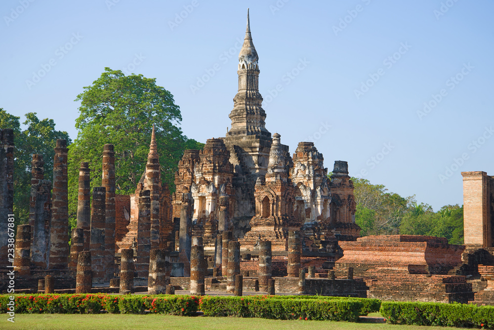 Fototapeta premium The ruins of the Buddhist temple Wat Mahathat close up on a sunny morning. Sukhothai, Thailand