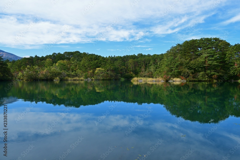 映り込みが美しい毘沙門沼の情景＠五色沼　福島