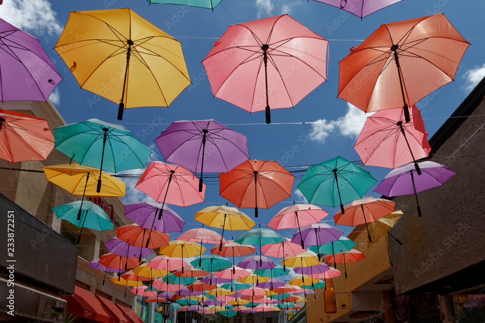 Fototapeta premium Kolorowe parasolki nad deptakiem w La Paz, Meksyk