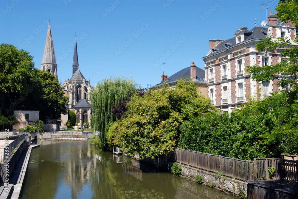 Ville de Vendôme, église, abbatiale de la trinité et cours d'eau s'écoule dans la ville, département du Loir et Cher, France