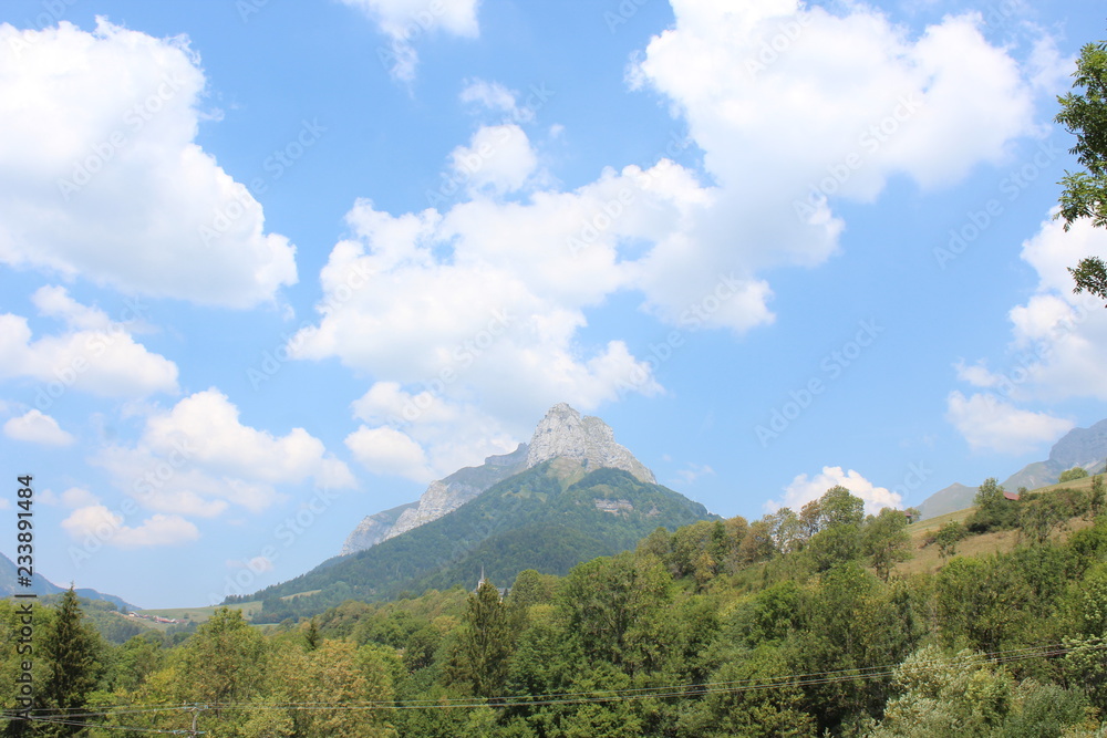 PRIEURE NOTRE DAME DE BELLEVAUX - ECOLE - MASSIF DES BAUGES - SAVOIE PRIEURE NOTRE DAME DE BELLEVAUX - ECOLE - MASSIF DES BAUGES - SAVOIE