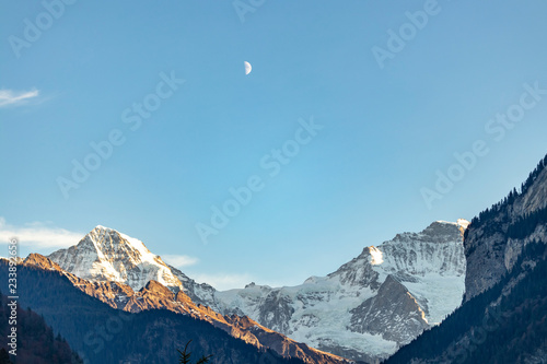 Halbmond über einem Berg in Grindelwald