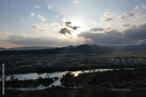 総社市を流れ高梁川と天使の階段のある夕日の風景を高さ80ｍから俯瞰した photo