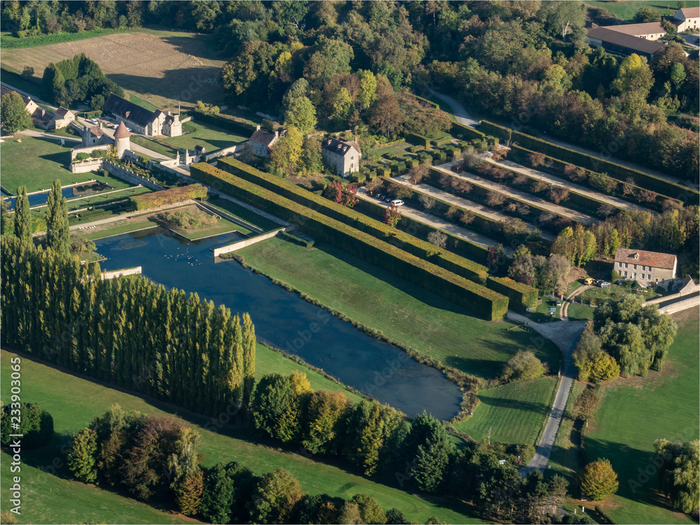 vue aérienne des jardins du château de Villarceaux dans le Val d'Oise en France