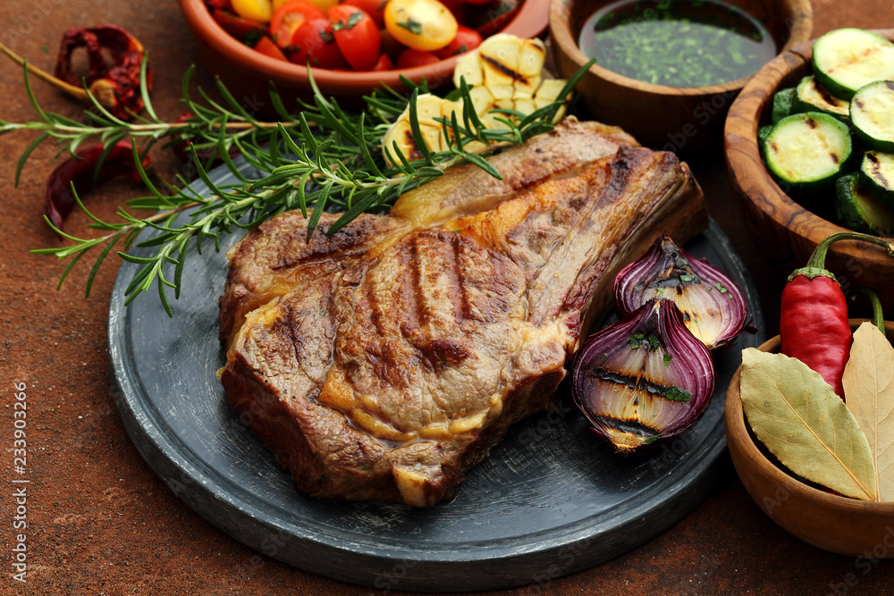 Foto Stock carne bistecca alla griglia o fiorentina con contorno di verdure  | Adobe Stock