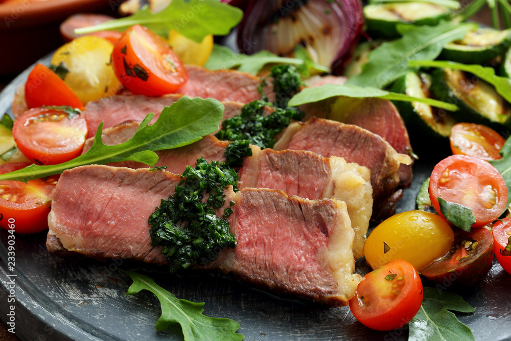 deliziosa bistecca di vitello alla griglia con verdure e zucchini deliziosa bistecca di vitello alla griglia con verdure e zucchini