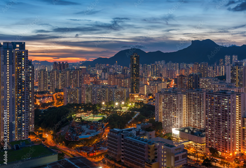 Naklejka premium Panorama of Hong Kong City skyline and Lion Rock Hill at dusk