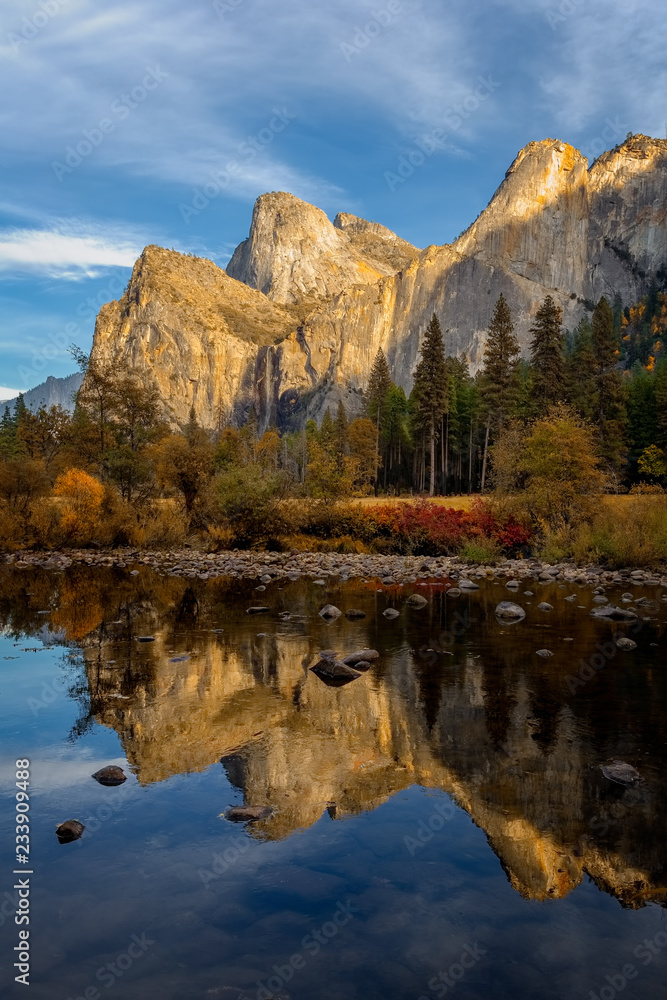 Obraz premium Three Brothers Reflection in the Merced River