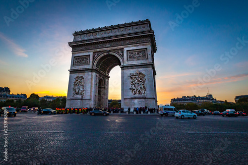 Obraz na płótnie Arc de Triomphe with Sunset - Paris France w salonie