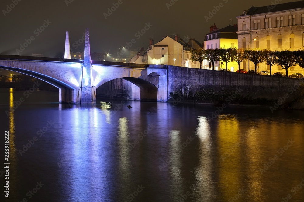 Pont de nuit sur la Saône.