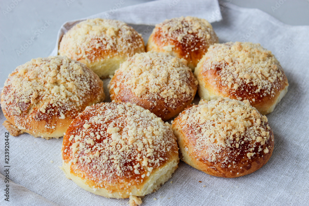 Lush buns with crumbs