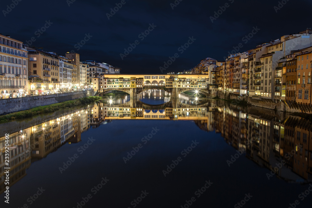 Le long de la riviere Arno a Florence en Toscane - Italie