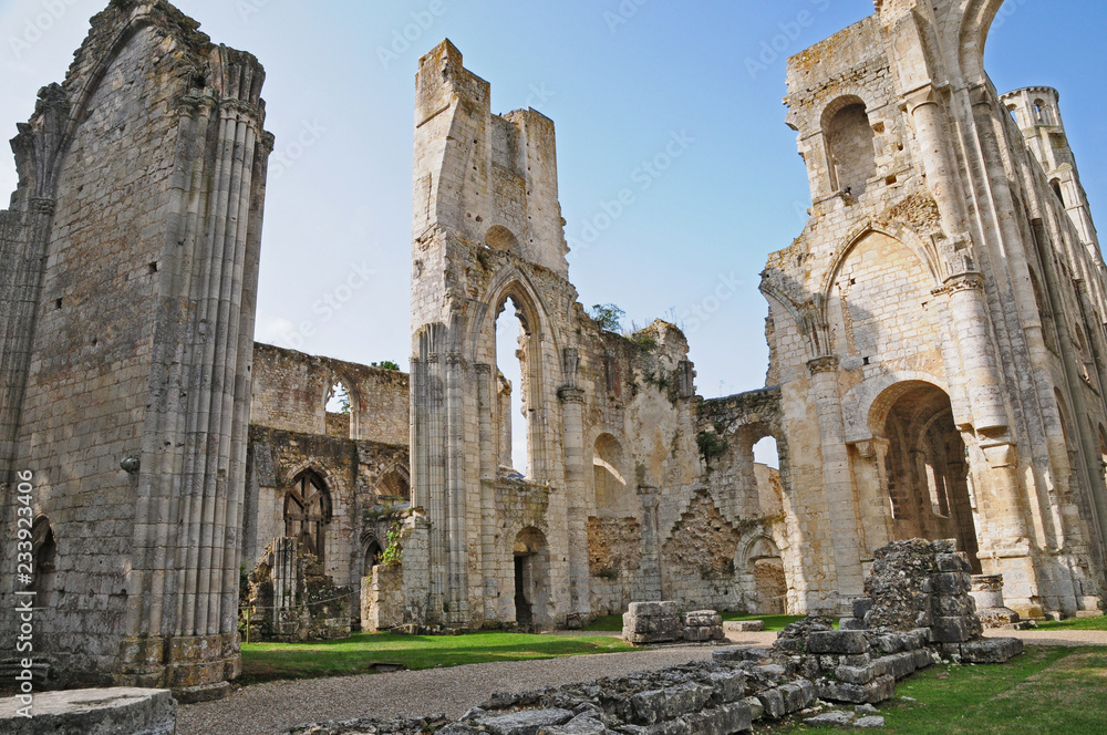 Le rovine dell'abbazia di San Pietro di Jumièges, Normandia, Francia