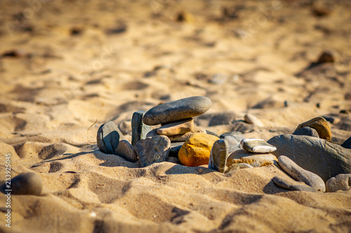 Piedras equilibrio en playa