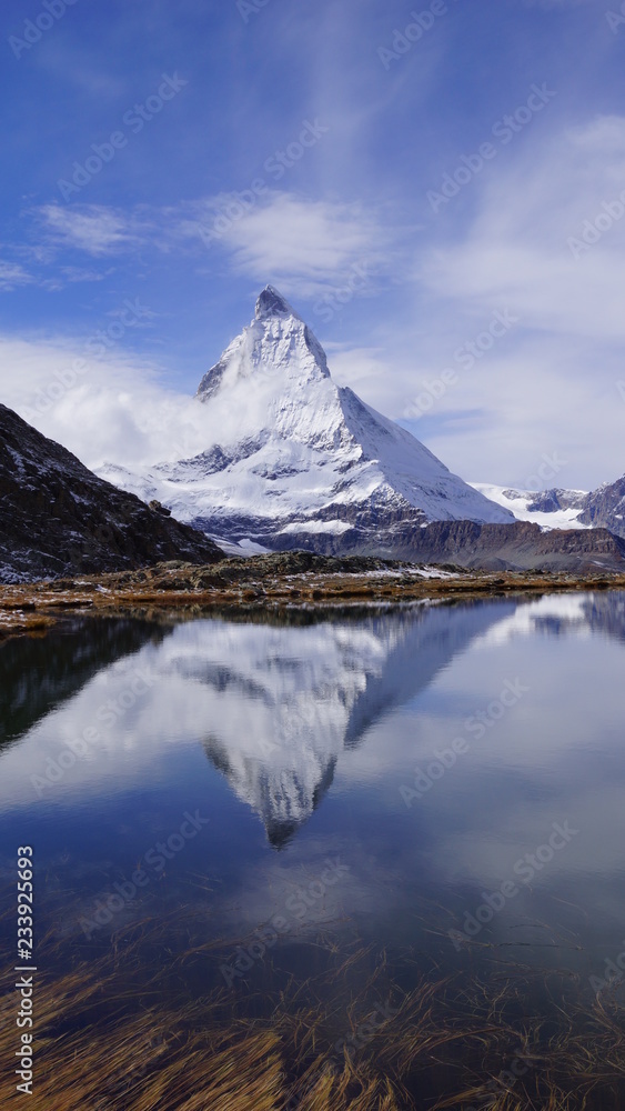 Matterhorn im Herbst mit Spiegelung im Riffelsee