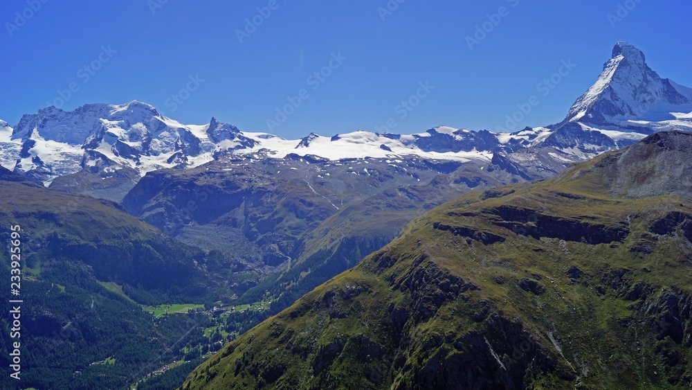 Matterhon mit Monte Rosa Massiv im Sommer Matterhon mit Monte Rosa Massiv im Sommer