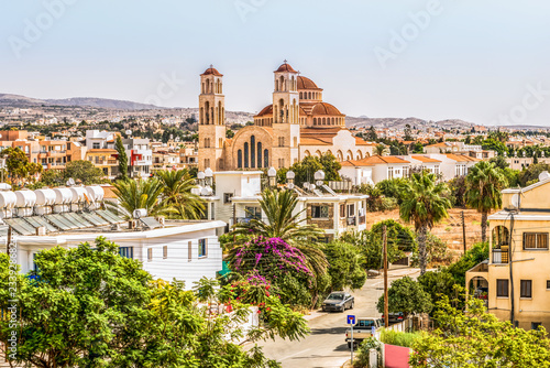 Widok na miasto Pafos na Cyprze Pafos jest znane jako centrum starożytnej historii i kultury wyspy. Jest bardzo popularne