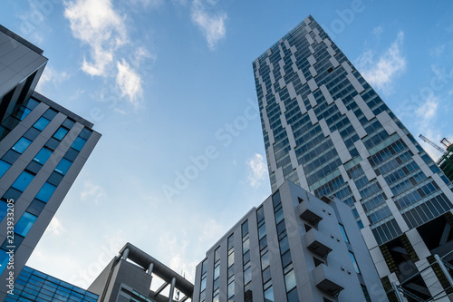 Wallpaper Mural 東京渋谷　下から見上げるビル郡と青空１ Torontodigital.ca