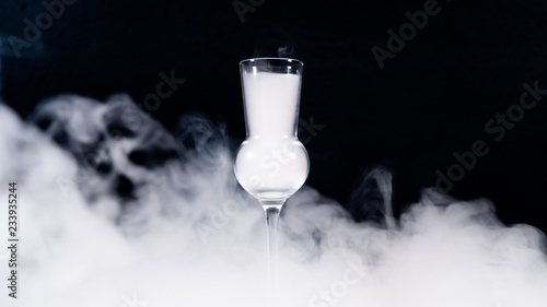 Fotografia schnaps glass full of smoke, shot glas filled with smoke
