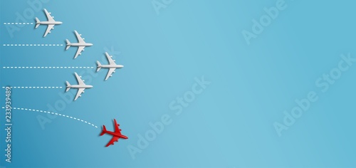 Fotografiet Grupo de aviones en una dirección y un avión rojo apuntando de manera diferente sobre fondo azul