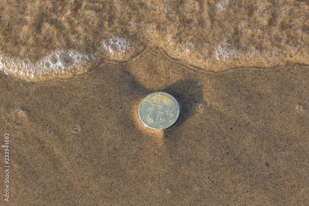 Bitcoin Münze angeschwemmt am Strand Bitcoin Münze angeschwemmt am Strand
