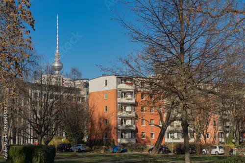 Blick vom Luisenstädtischen Kirchpark zum Fernsehturm an einem sonnigen Herbsttag photo