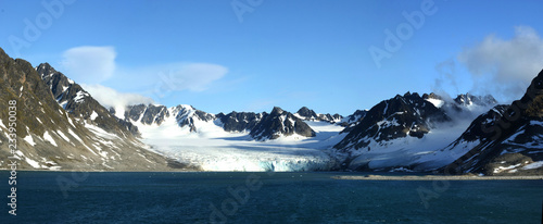 Berge, Eis, Gletscher und das Meer