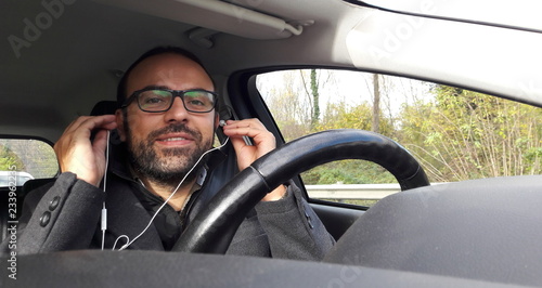 Uomo alla guida dell'auto - concentrato 