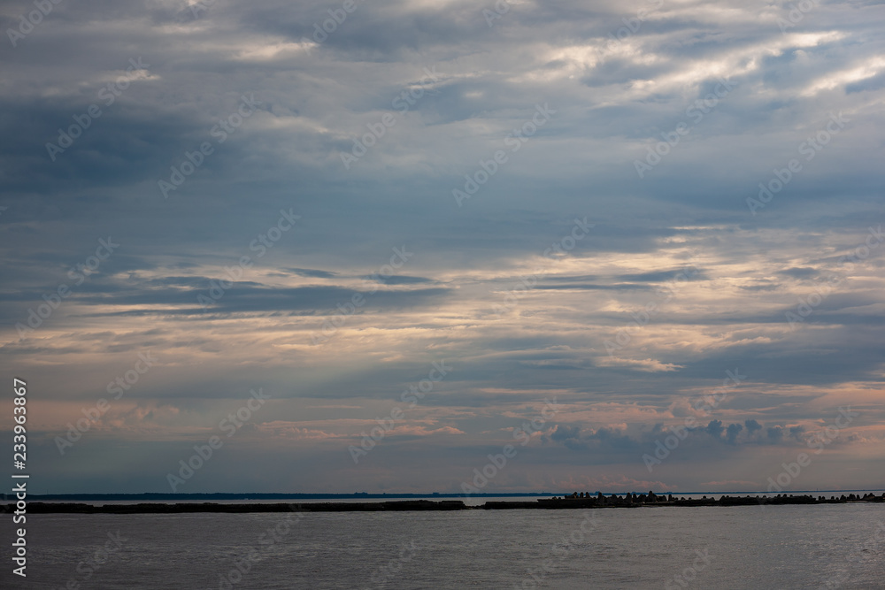 Obraz premium sea beach skyline with clouds and calm water