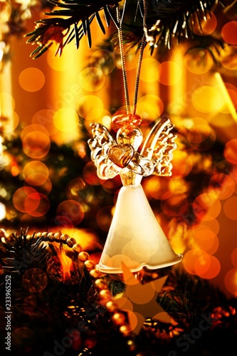 Obraz na płótnie Toy glass angel decoration on the xmas tree w salonie