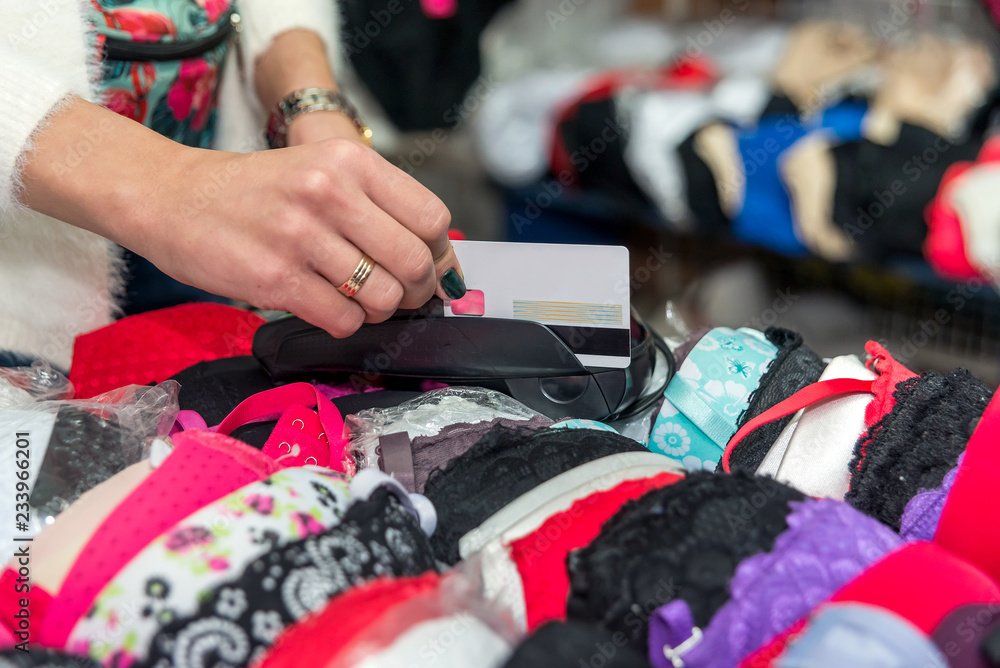 Obraz premium Client giving credit card for payment in underwear shop