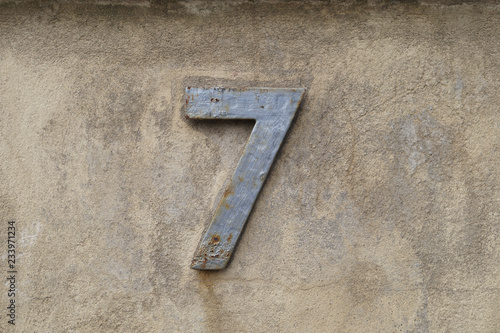Nummer sieben, 7,  an Hauswand © vicity